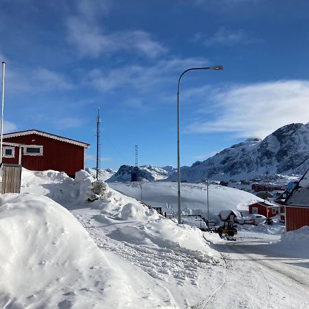 isi4u hostel, dogsled, snowmobiling Sisimiut Exterior foto